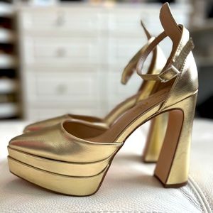 🔥NEW🔥 Gold Metallic Platform Heels by Chase & Chloe. Size 7